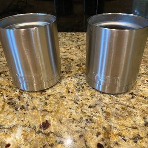 Pair of yeti rambler tumblers.